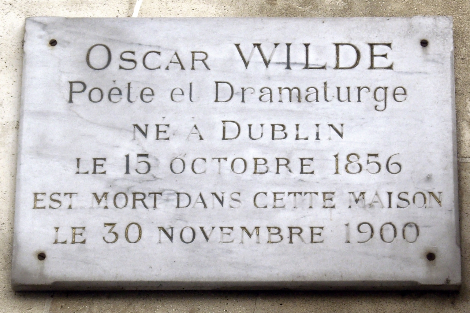 Paris plaque dedicated to Oscar Wilde